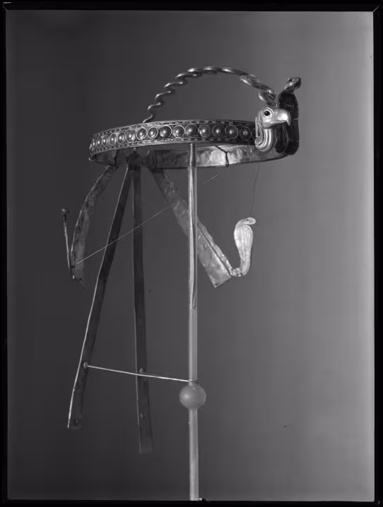 Image of negative of diadem