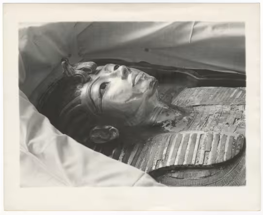 Image of print of king's mask in coffin