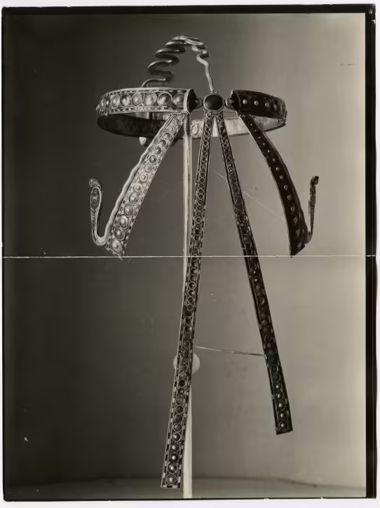 image of photographic print of diadem in object card