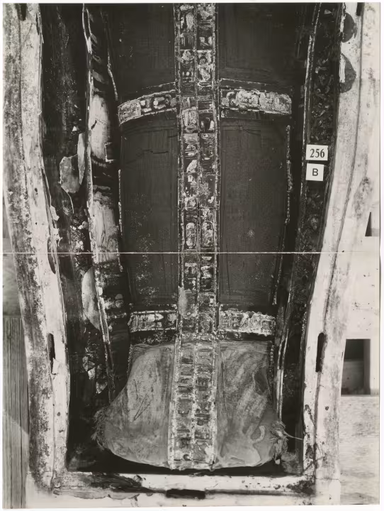 image of photographic print of lower part of king's mummy within coffin in object card