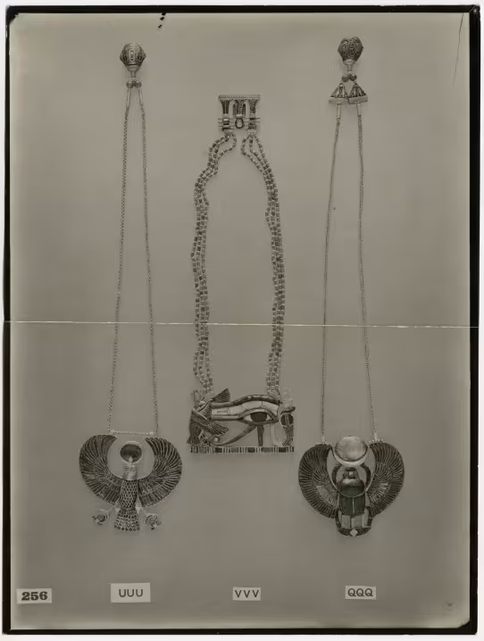 image of photographic print of three pectorals in object card
