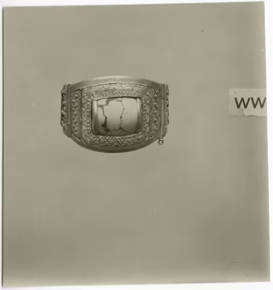 image of photographic print of gold bracelet in object card
