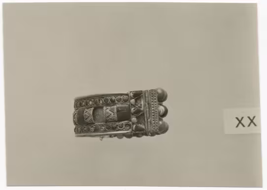 image of photographic print of bracelet in object card