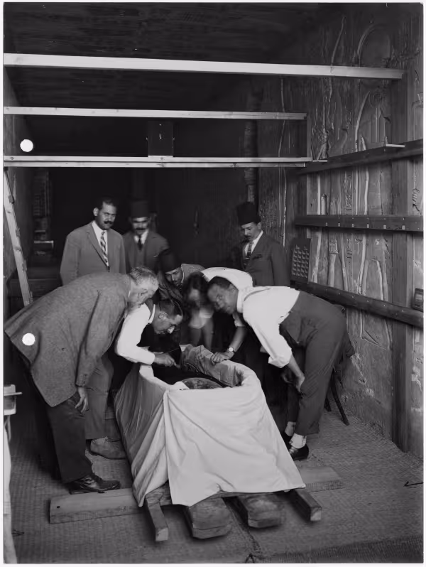 Image of print of people standing around coffin