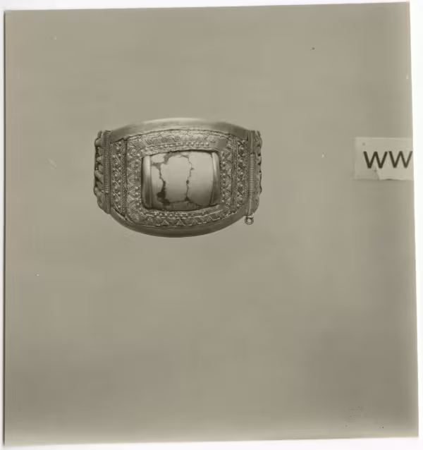 image of photographic print of gold bracelet in object card