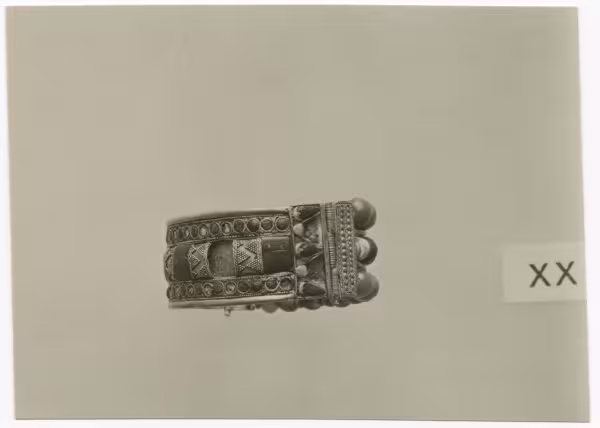 image of photographic print of bracelet in object card