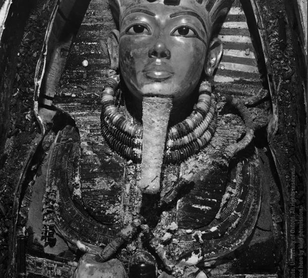Image of gold mask of king within coffin