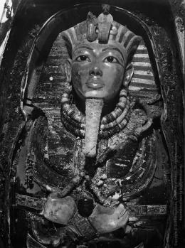 Image of gold mask of king within coffin