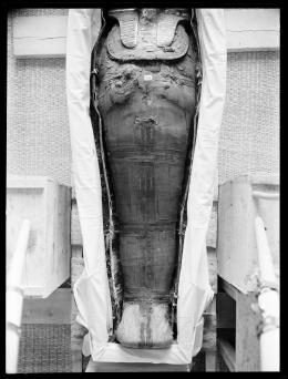 Image of king's mummy lying in coffin