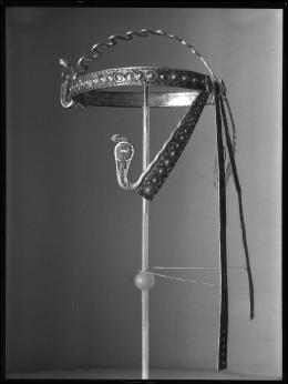 Image of negative of diadem