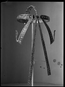 Image of negative of diadem