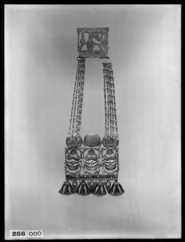 Image of negative of back of triple scarab pectoral