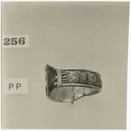 image of photographic print of gold bracelet in object card