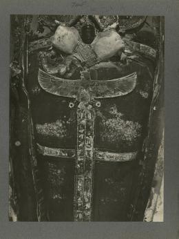 image of middle of king's mummy inside coffin from Burton's album